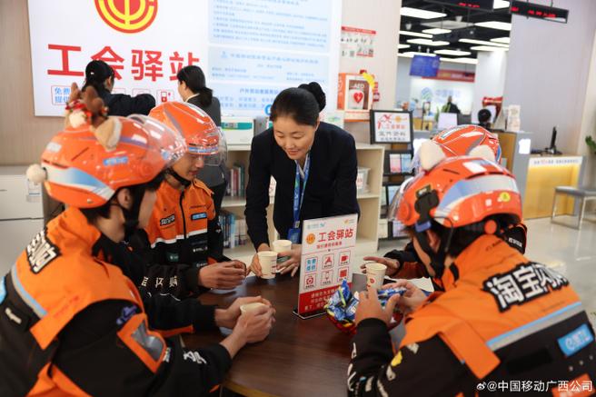 为寒风中奔波的快递小哥,环卫工人,外卖骑手等户外劳动者送上暖心关怀