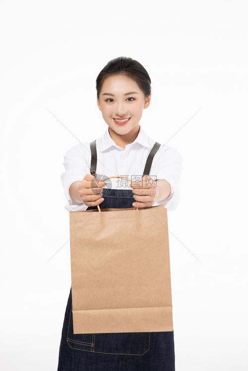 女服务员递出外卖